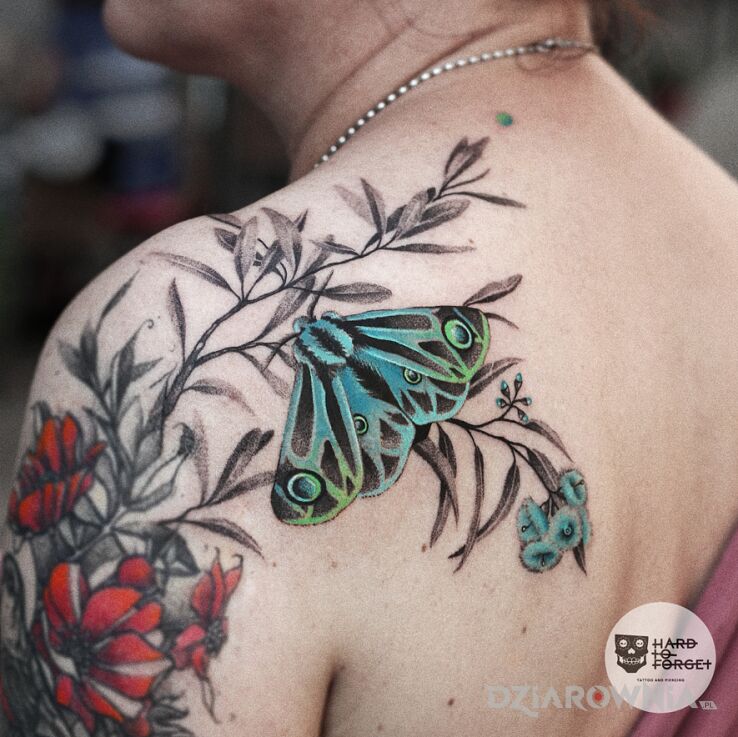 Tatuaż ćma w motywie florystyczne i stylu graficzne / ilustracyjne na łopatkach
