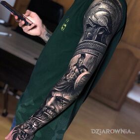 Tatuaż Spartański wojownik na ręce motyw: czarno-szare styl: realistyczne