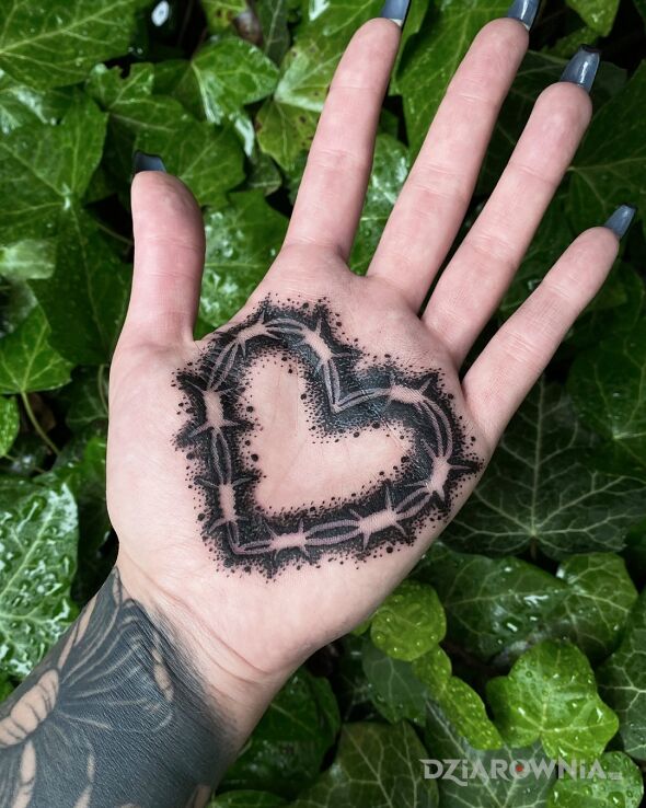Tatuaż serce z drutu kolczastego w motywie czarno-szare i stylu graficzne / ilustracyjne na ręce