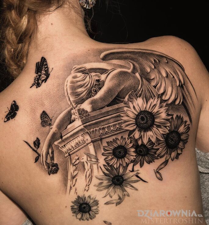 Tatuaż rozpacz anioła w motywie motyle i stylu realistyczne na łopatkach