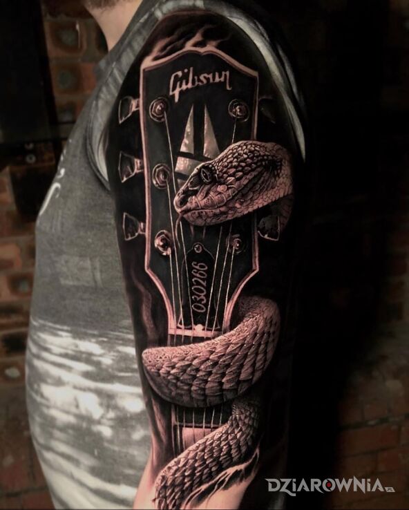 Tatuaż gitara gibson w motywie przedmioty i stylu realistyczne na ramieniu