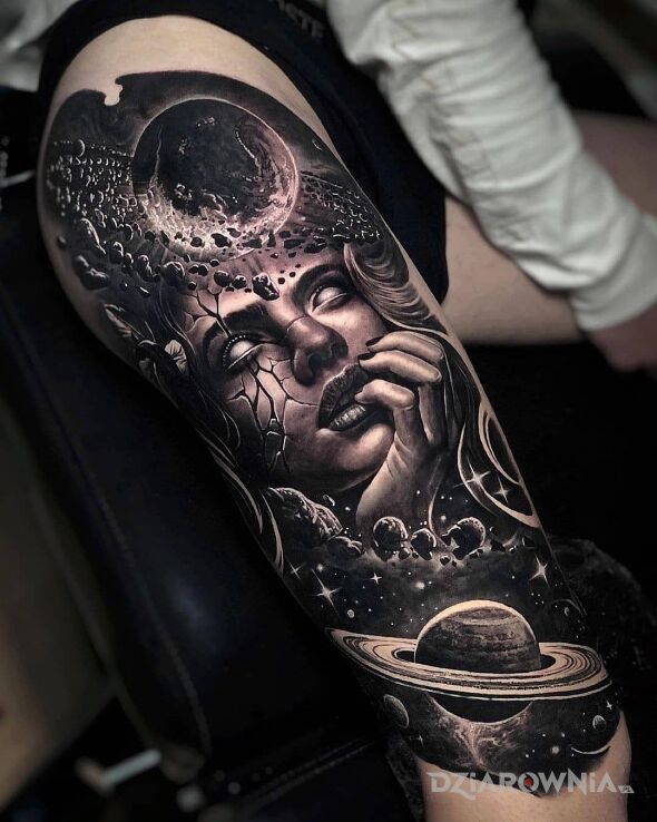 Tatuaż dziołcha w kosmosie w motywie kosmos i stylu realistyczne na nodze