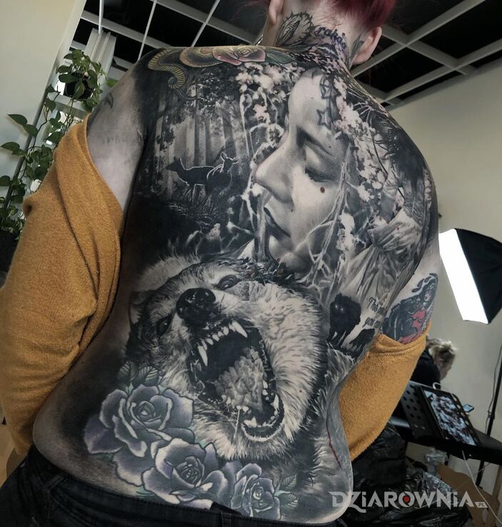 Tatuaż groźny wilk  spokojna dziewczyna w motywie kwiaty i stylu realistyczne na łopatkach