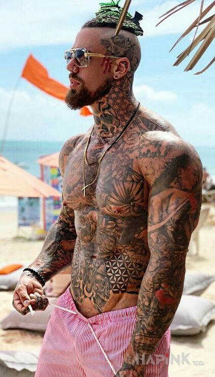 Tattoo Wydziaraniec na plaży in sleeves motif and graphic / illustrative style on the upper arm