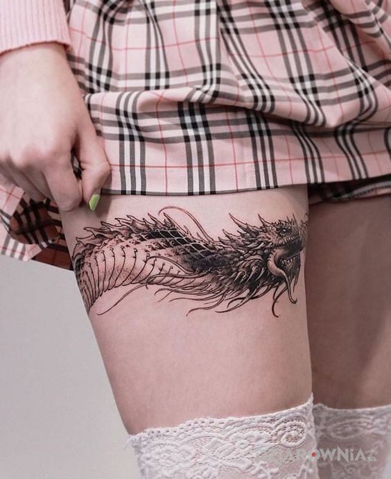 Tatuaż smocza podwiązka w motywie czarno-szare i stylu graficzne / ilustracyjne na nodze
