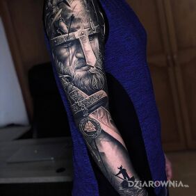 Tatuaż Wiking z mieczem na ręce motyw: rękawy styl: realistyczne
