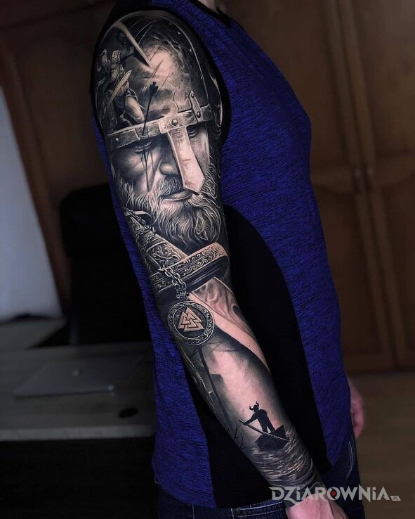 Tatuaż wiking z mieczem w motywie twarze i stylu realistyczne na ręce