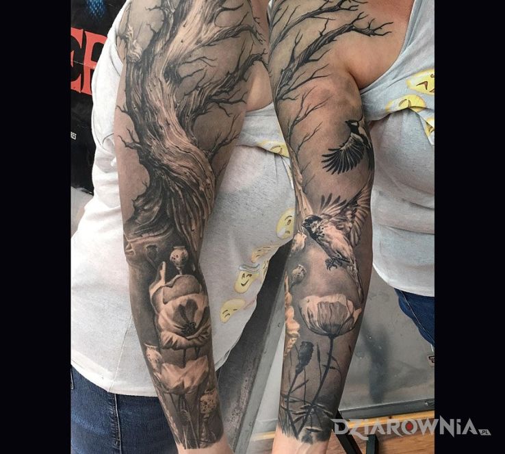 Tatuaż rękaw przedstawiający nature w motywie rękawy i stylu realistyczne na ramieniu
