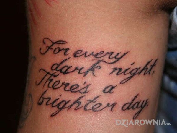 Tatuaż napis na ramieiu w motywie napisy na ramieniu