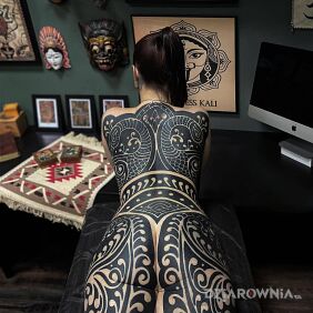 Tatuaż Tribal mood na udzie motyw: pozostałe styl: blackwork / blackout
