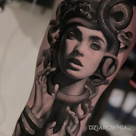 Tatuaż Meduza na miarę naszych czasów na przedramieniu motyw: twarze styl: realistyczne