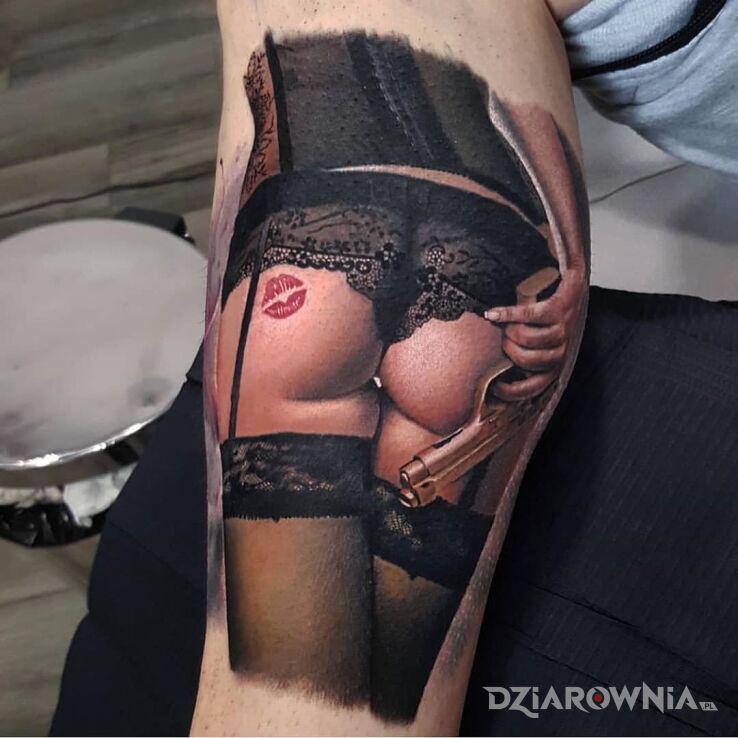 Tatuaż kobieta z giwerą w motywie 3D i stylu realistyczne na nodze