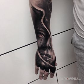 Tatuaż Twarz kobiety na przedramieniu motyw: 3D styl: realistyczne
