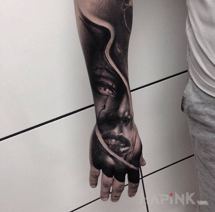 Tattoo Twarz kobiety in 3D motif and realistic style on the hand