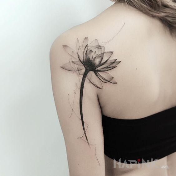 Tattoo Prawie przezroczysty kwiat in flowers motif and graphic / illustrative style On the arm