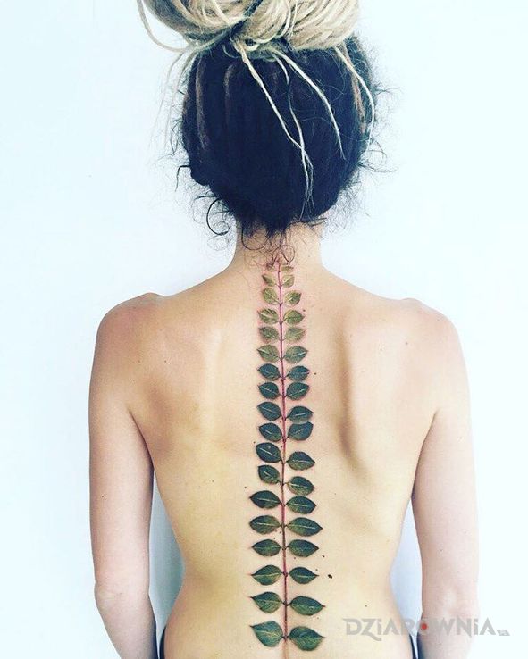 Tatuaż zielona gałązka w motywie kwiaty na plecach