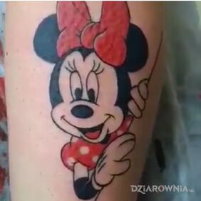 Tatuaż Myszka Minnie ❤️ na nodze motyw: kolorowe styl: kreskówkowe / komiksowe