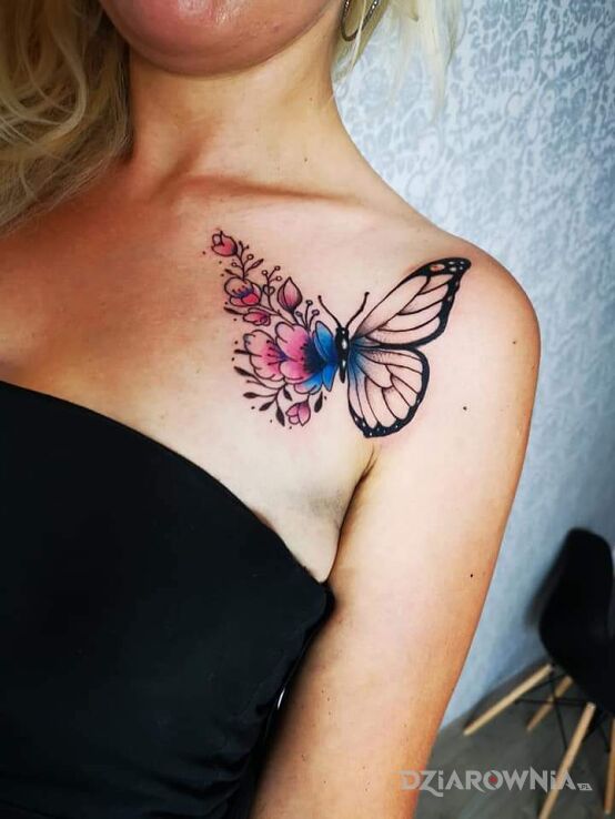 Tatuaż motyl w motywie kolorowe i stylu graficzne / ilustracyjne na ramieniu