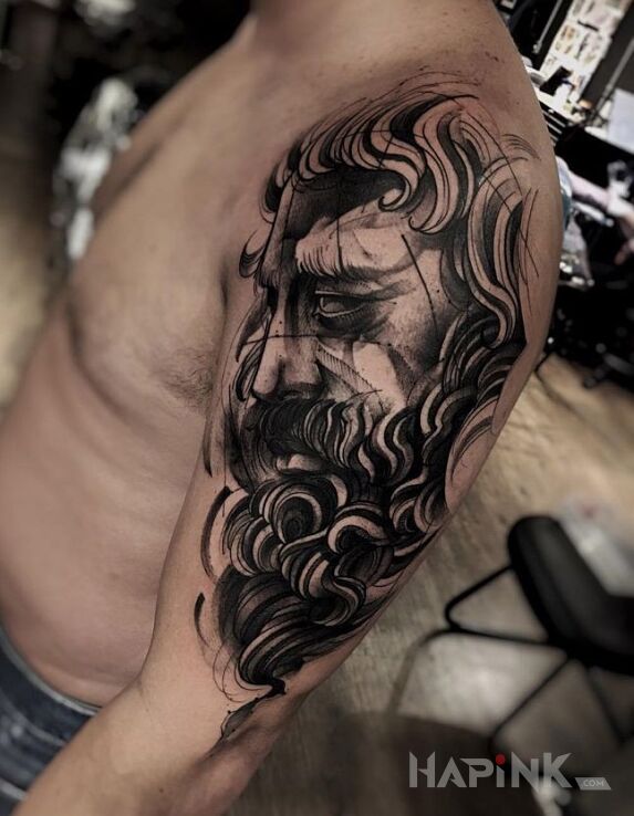 Tattoo Zeus in characters motif on the upper arm