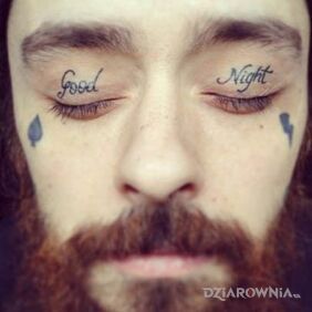 Tatuaż Good night na powiekach motyw: napisy
