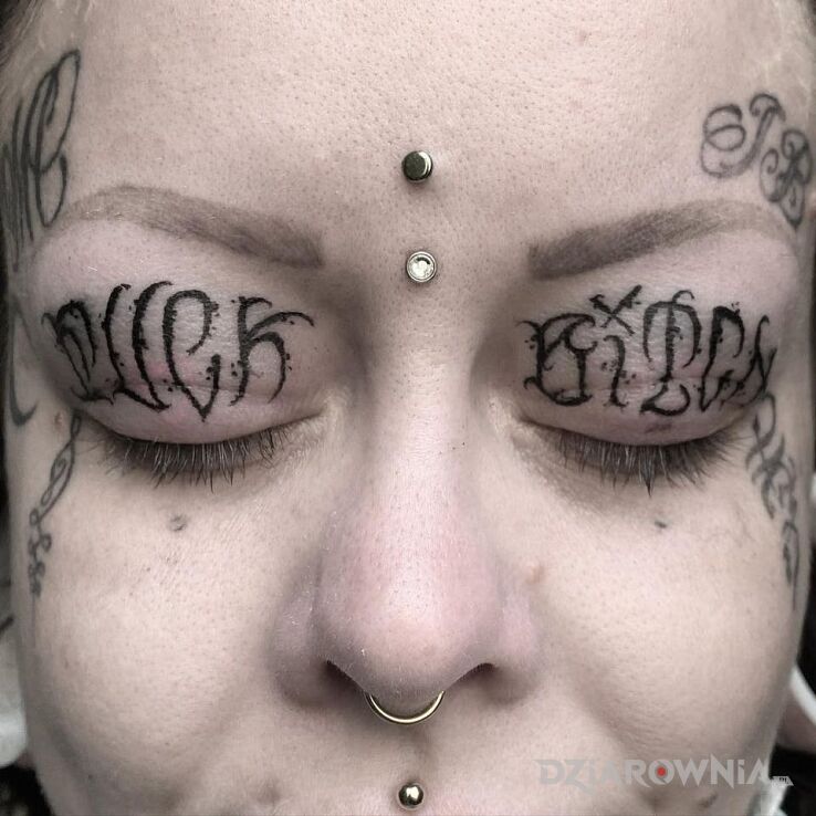Tatuaż luck bitch w motywie napisy na powiekach