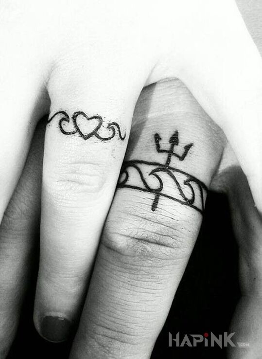 Tattoo Obrączki in Love motif on the fingers