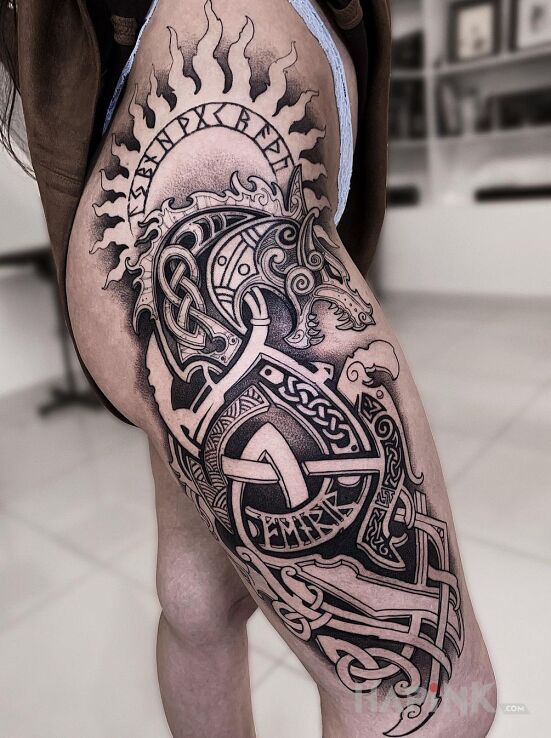 Tattoo Celtyckie pomieszanie z poplątaniem in black and gray motif and Celtic / Nordic style on the thigh
