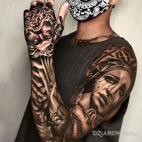 Tatuaż Płacząca Maryja na dłoni motyw: twarze styl: realistyczne