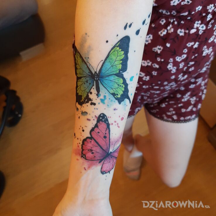 Tatuaż Kolorowe motyle 😁 w motywie motyle i stylu watercolor na przedramieniu