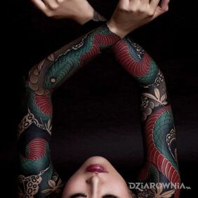 Tatuaż Wąż rozciągnięty na dwie ręce na ręce motyw: rękawy styl: japońskie / irezumi