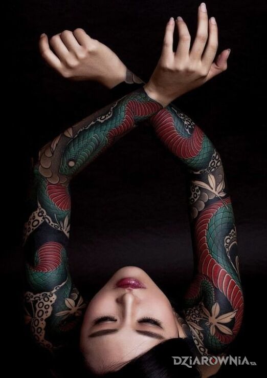 Tatuaż wąż rozciągnięty na dwie ręce w motywie florystyczne i stylu japońskie / irezumi na ręce