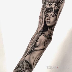 Tatuaż Aztecka kapłanka na bicepsie motyw: twarze styl: realistyczne