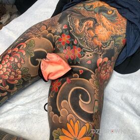 Tatuaż Japonia jak się patrzy na biodrze motyw: kwiaty styl: japońskie / irezumi