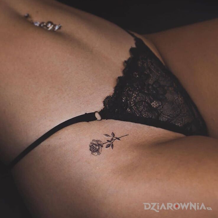 Tatuaż Mini róża w motywie czarno-szare i stylu minimalistyczne w miejscu intymnym