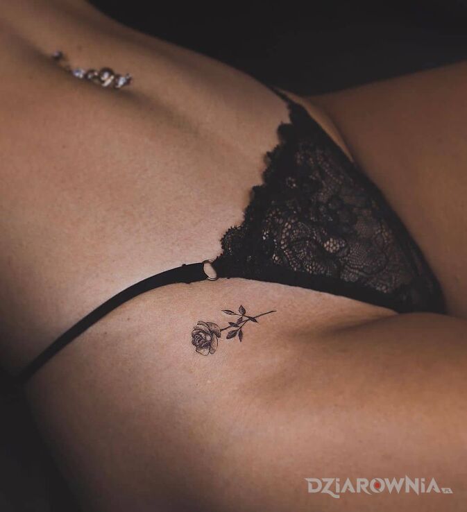 Tatuaż mini róża w motywie kwiaty i stylu minimalistyczne w miejscu intymnym