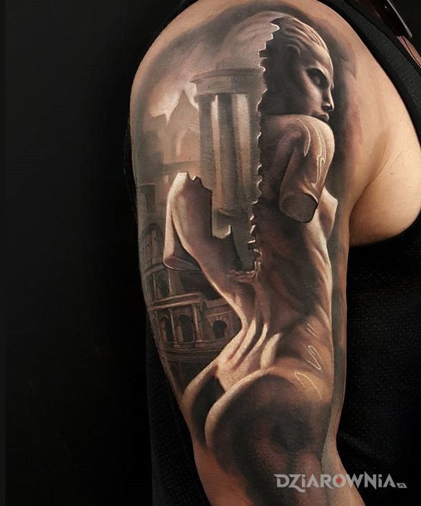 Tatuaż rzymska statua w motywie 3D na ramieniu