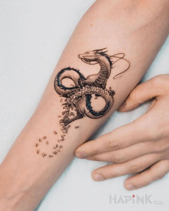 Tattoo Smok nieskończoności in dragons motif and graphic / illustrative style On the arm