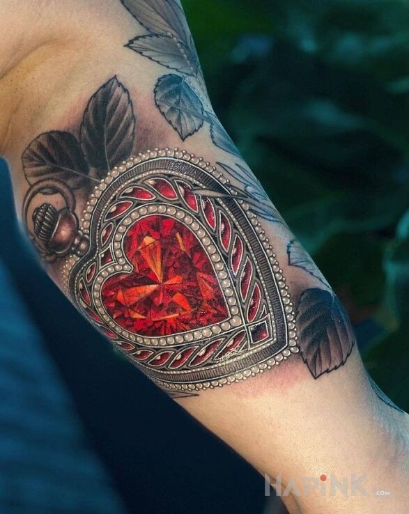 Tattoo Kryształowe serce in objects motif and realistic style On the arm