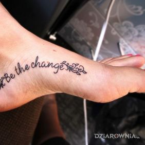 Tatuaż Be the change na stopie motyw: napisy