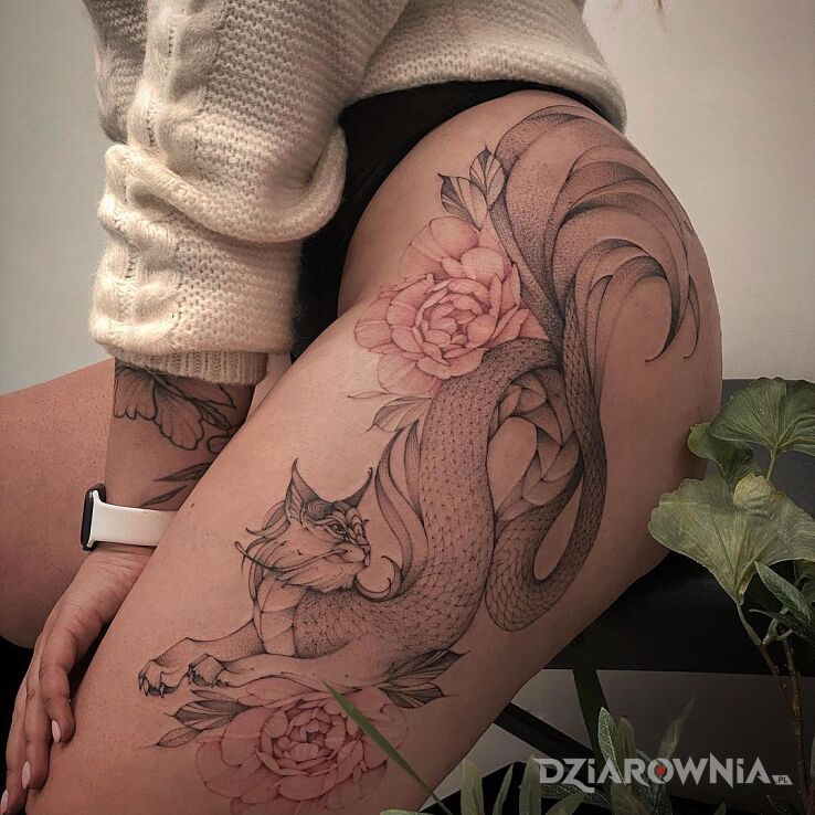 Tatuaż Koto-ryba? 😄 w motywie czarno-szare i stylu graficzne / ilustracyjne na udzie