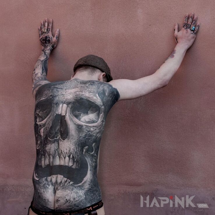 Tattoo Big czacha in 3D motif and realistic style on the shoulder blades