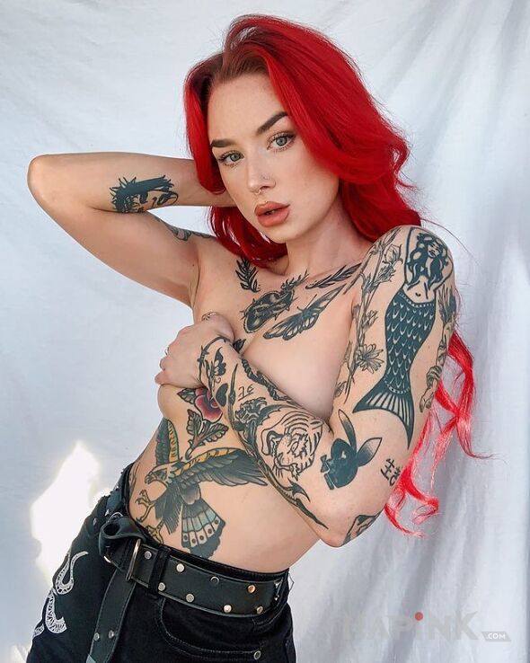 Tattoo Czerwona jak rozgrzany piec in sexy motif and oldschool style on the forearm