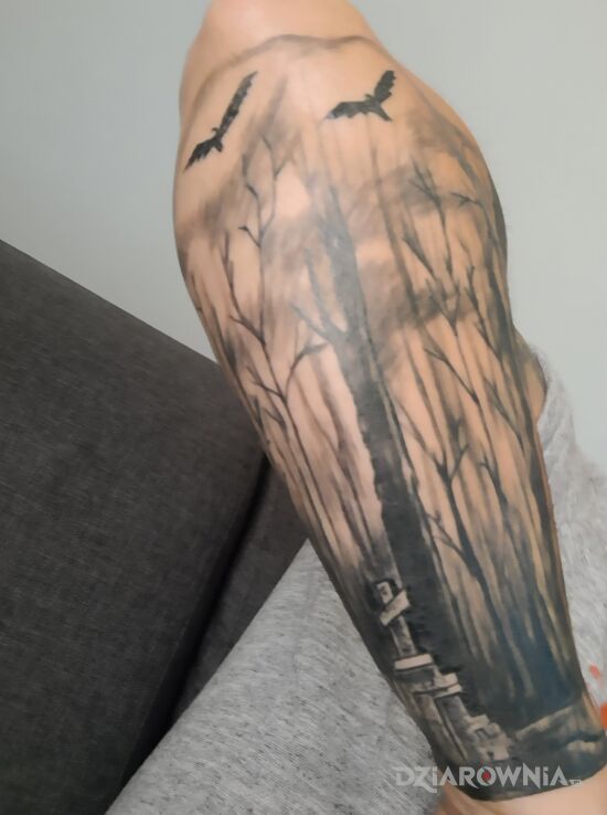 Tatuaż upiorny las w motywie czarno-szare i stylu graficzne / ilustracyjne na przedramieniu