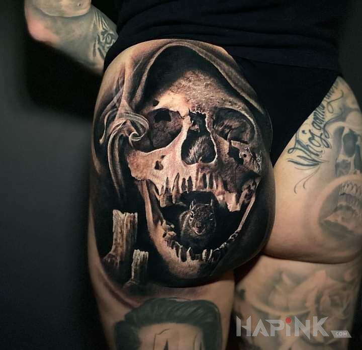 Tattoo Wiewiórka w czaszce in skulls motif and realistic style on the buttocks