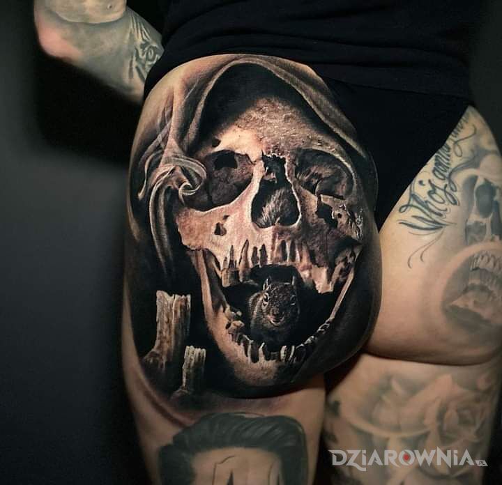 Tatuaż wiewiórka w czaszce w motywie mroczne i stylu realistyczne na pośladkach