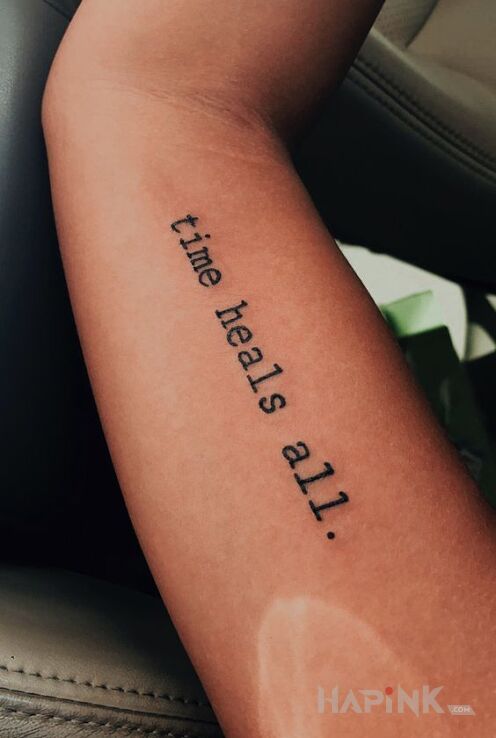 Tattoo Czas leczy rany. in lettering motif On the arm