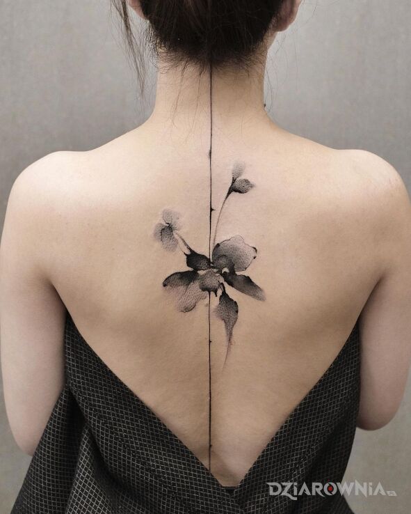 Tatuaż kwiat na równej linii w motywie czarno-szare i stylu kontury / linework na plecach