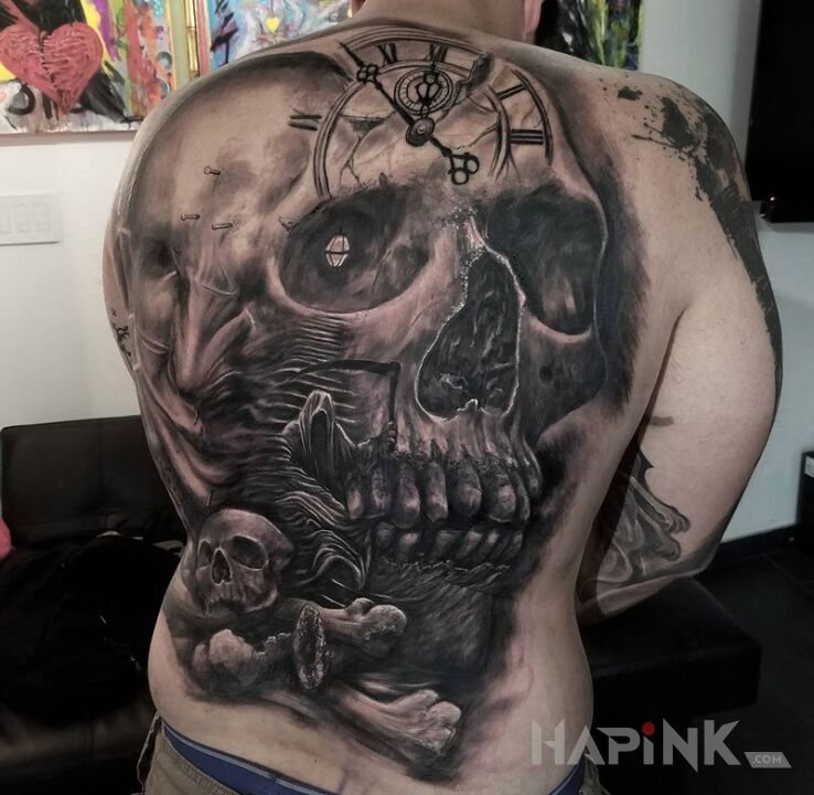 Tattoo Ogromna czaszka in skulls motif on the back