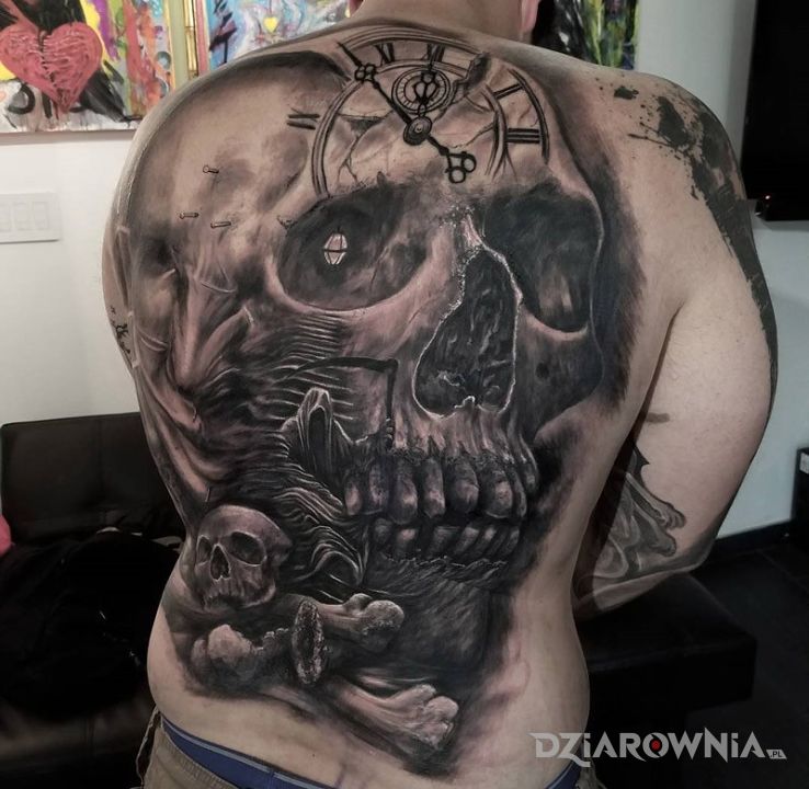 Tatuaż ogromna czaszka w motywie czaszki na plecach