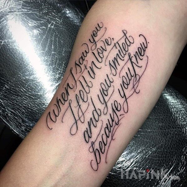Tattoo Cytat o zakochaniu in lettering motif and calligraphy style on the forearm